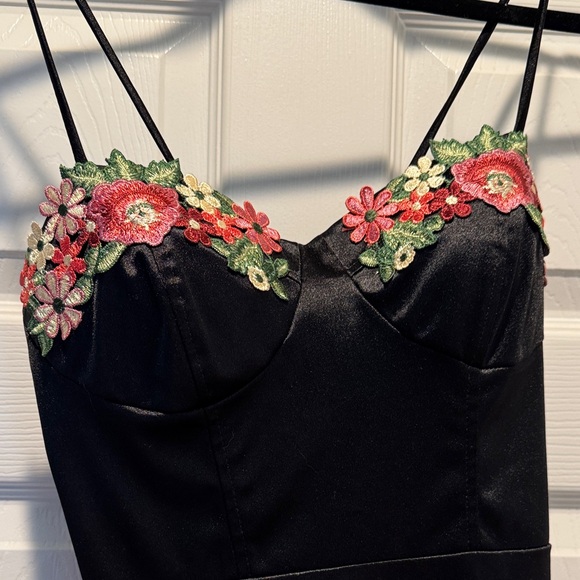Speechless Bodycon Black With Embroidered Roses Lace-up Back Dress XS NWT - Picture 7 of 9